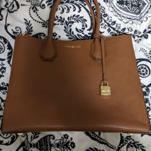 Michael Kors Mercer Bag (Large) in Tan colour